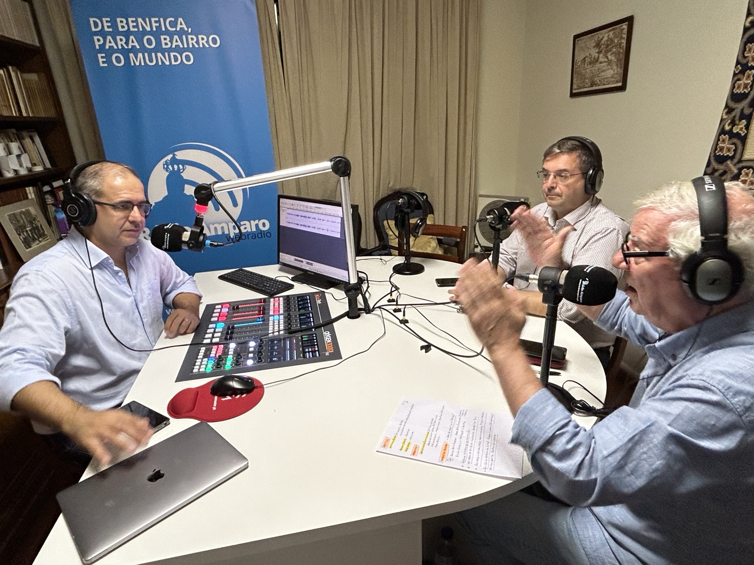 Conversa em estúdio na Rádio Amparo