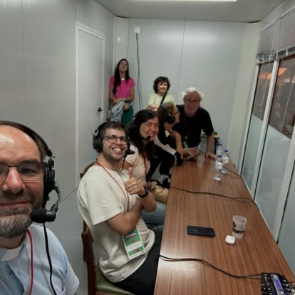 Equipa da Rádio Amparo a emitir do stand no Grande Arraial de Benfica em 2025