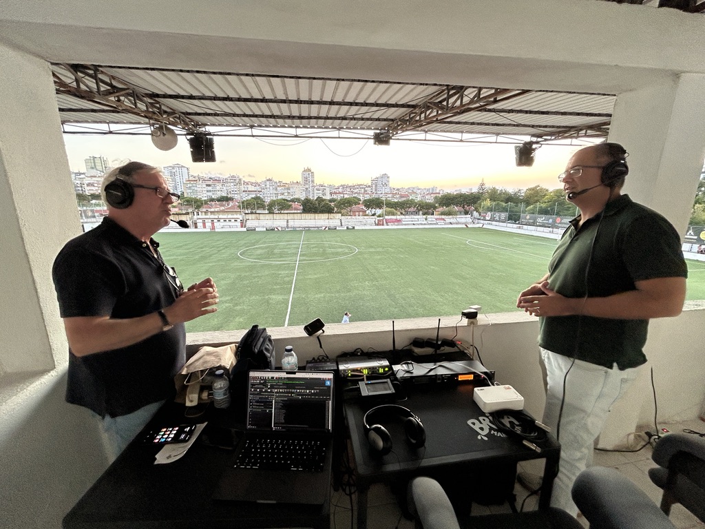 Emissão desportiva da Rádio Amparo num estádio