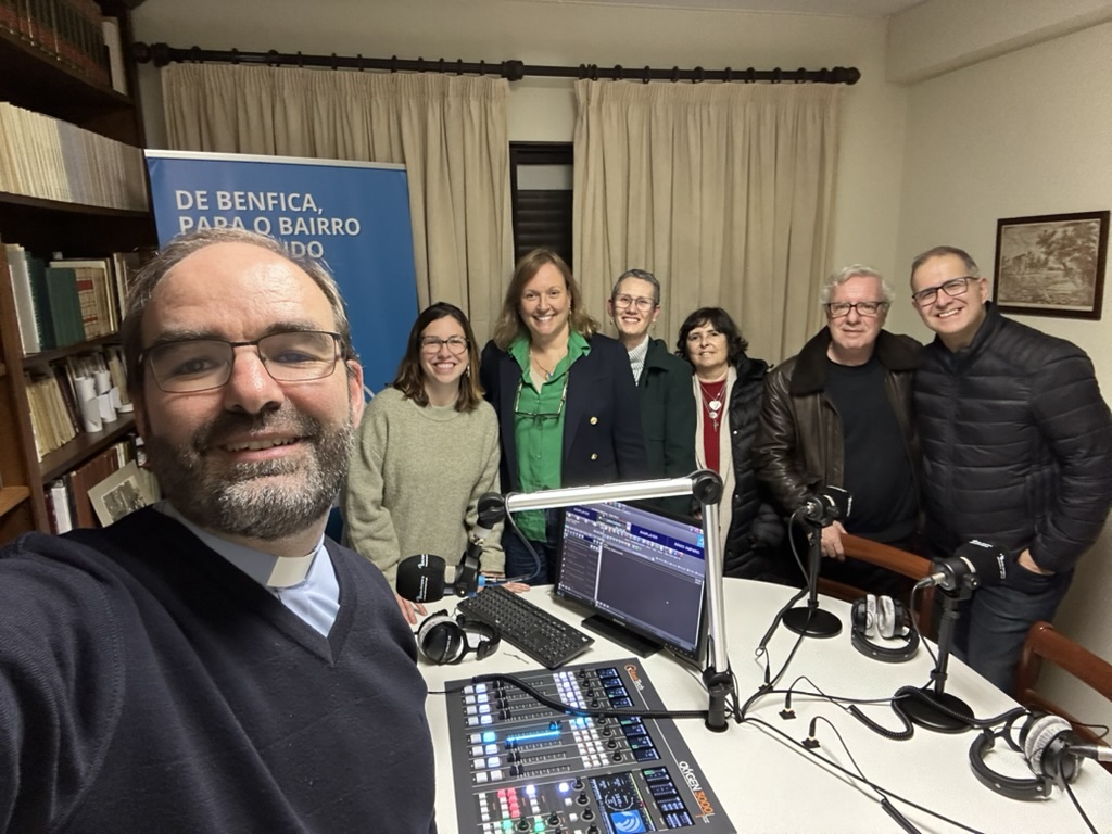 Equipa e colaboradores no estúdio da Rádio Amparo